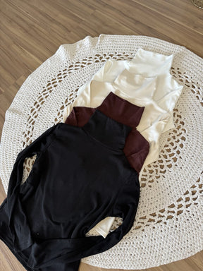 Blusa Cacharrel Gola Alta Aveludada