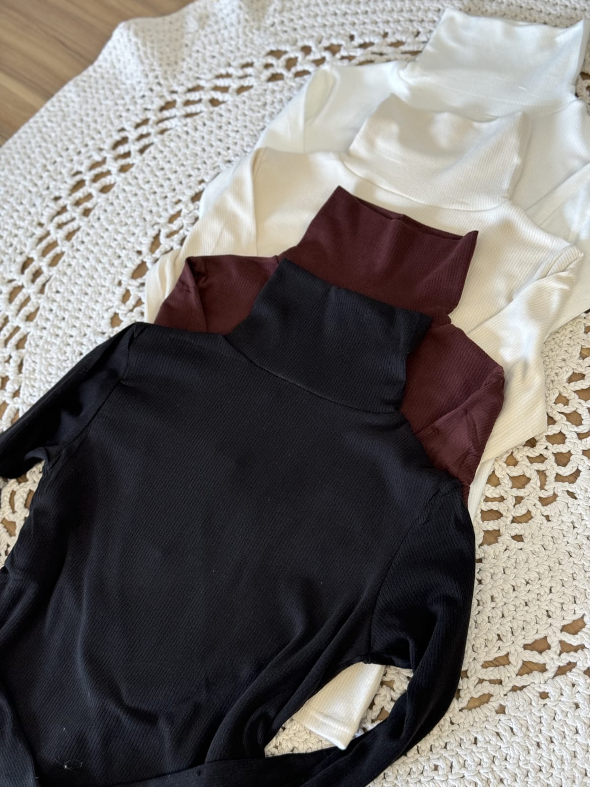 Blusa Cacharrel Gola Alta Aveludada