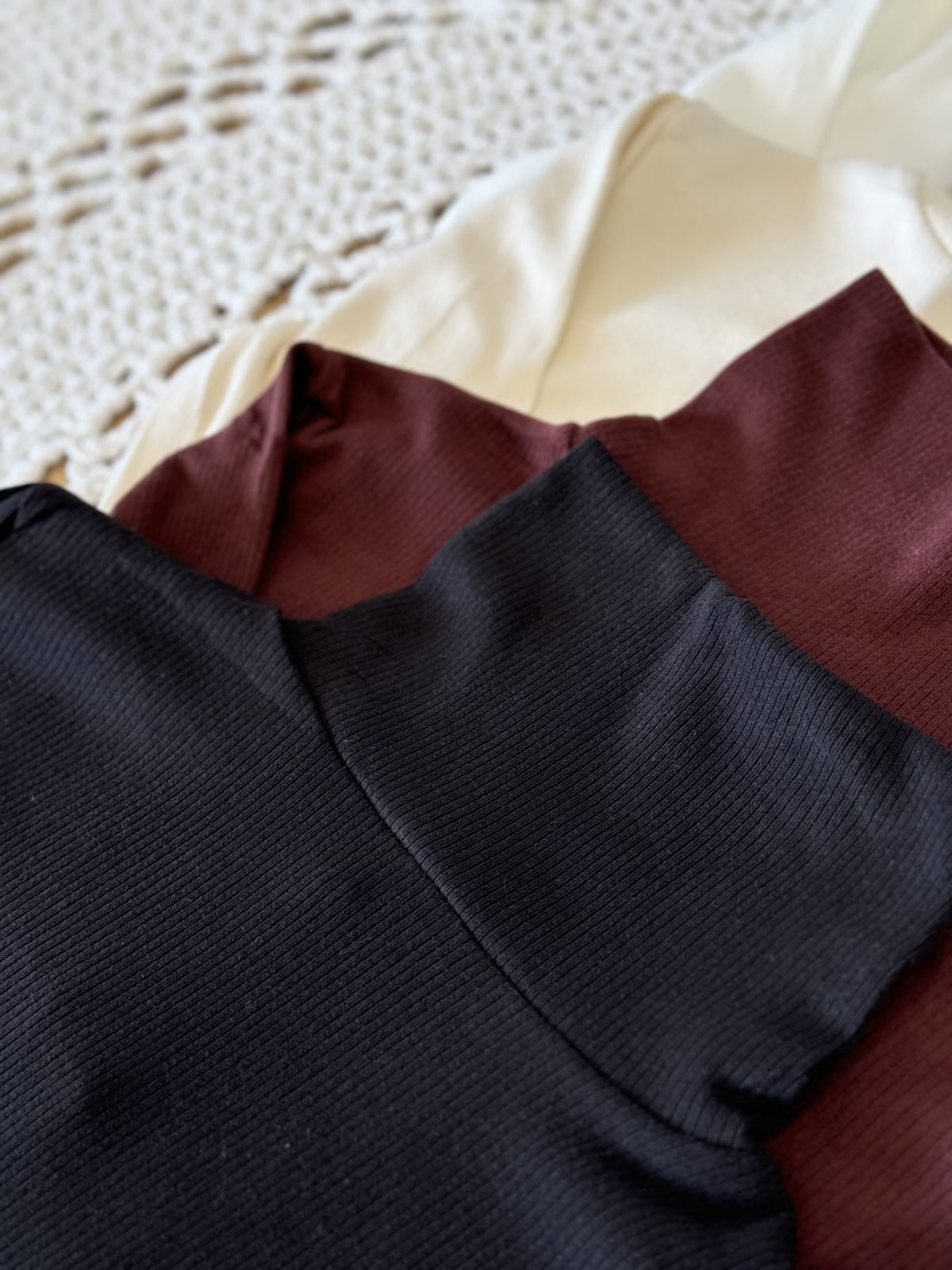 Blusa Cacharrel Gola Alta Aveludada