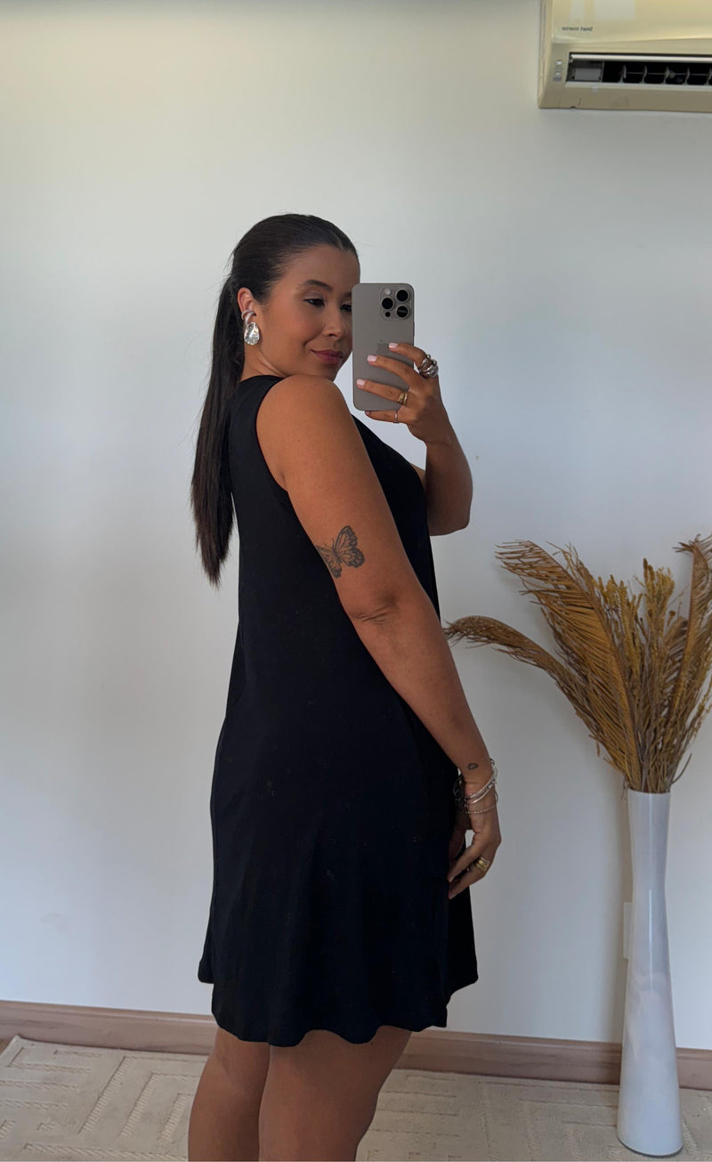 Vestido Lizzie – Malha Premium com Gola Alta