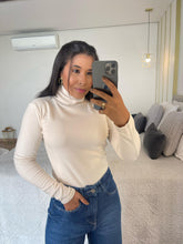 Blusa Cacharrel Gola Alta Aveludada